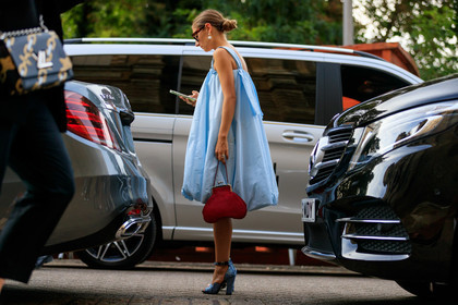 jenny walton, celine sunglasses, light blue dress, sleeveless dress, loose dress, red bag, fur bag, strassed sandals, blue sandals, dangling earrings, white earrings, plastic earrings, pearl earrings, fashion week, frenchystyle, FW, jonathan paciullo, street style, atmosphere details, horizontal, full length
