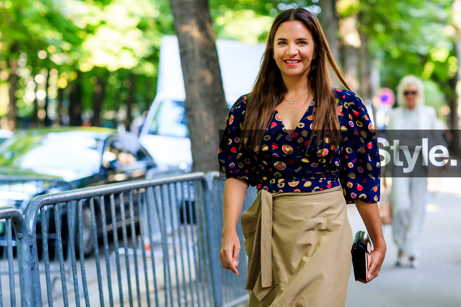 beige skirt, black bag, blue shirt, graphic shirt, leather bag, multicolor shirt, printed shirt, ruffled skirt, fashion week, frenchystyle, FW, jonathan paciullo, street style, PFW, PARIS, horizontal, atmosphere details, detail, AUTUMN WINTER 2018-2019, FALL WINTER 2018-2019, FW 18-19, laure heriard dubreuil