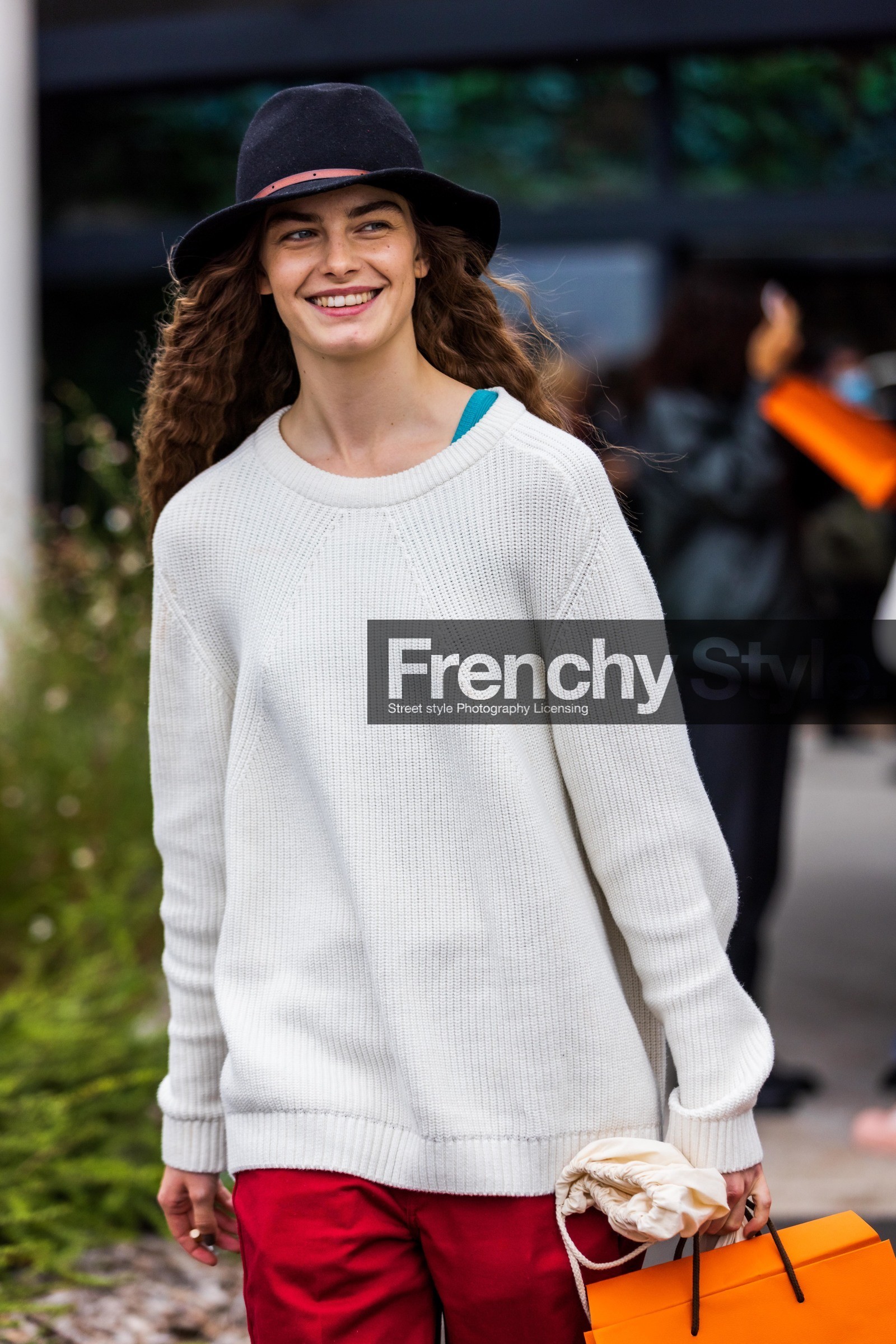 black hat, hat, jumper, knitwear, pants, red pants, white jumper, white knitwear, fashion week, frenchystyle, FW, jonathan paciullo, street style, PFW, PARIS, SPRING SUMMER 2022, SS 22, vertical, atmosphere details