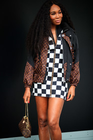 venus williams, brown coat, brown leather bag, black coat, down jacket, zipped coat, checked dress, black dress, white dress, technical fabric dress, zipped dress, mini dress, bicolor dress, monogrammed bag, monogrammed coat, round shape bag, louis vuitton bag, louis vuitton coat, louis vuitton dress, louis vuitton total look, multi bag, PARIS, PFW, fashion week, frenchystyle, FW, jonathan paciullo, street style, SPRING SUMMER 2021, SS 21, vertical, atmosphere details, detail