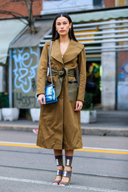 AUTUMN WINTER 2017-2018, AW 17-18, blue bag, brown shoes, camel coat, FALL WINTER 2017-2018, fashion week, fendi, frenchystyle, full length, FW, FW 17-18, high boots, high heels, jonathan paciullo, leather bag, leather shoes, metallic bag, MFW, MILAN, shiny bag, street style, suede shoes, trench coat, vertical