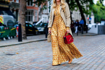 atmosphere details, beige coat, detail, fashion week, frenchystyle, FW, graphic dress, horizontal, jonathan paciullo, leather bag, LFW, LONDON, long dress, printed dress, red bag, SPRING SUMMER 2018, SS 18, street style, trench coat, yellow dress