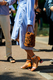 atmosphere details, blue dress, blue shirt, brown bag, detail, fashion week, frenchystyle, FW, high heels, jonathan paciullo, leather bag, leather shoes, MENSWEAR, orange sandals, PARIS, PFW, SPRING SUMMER 2018, SS 18, street style, suede bag, vertical