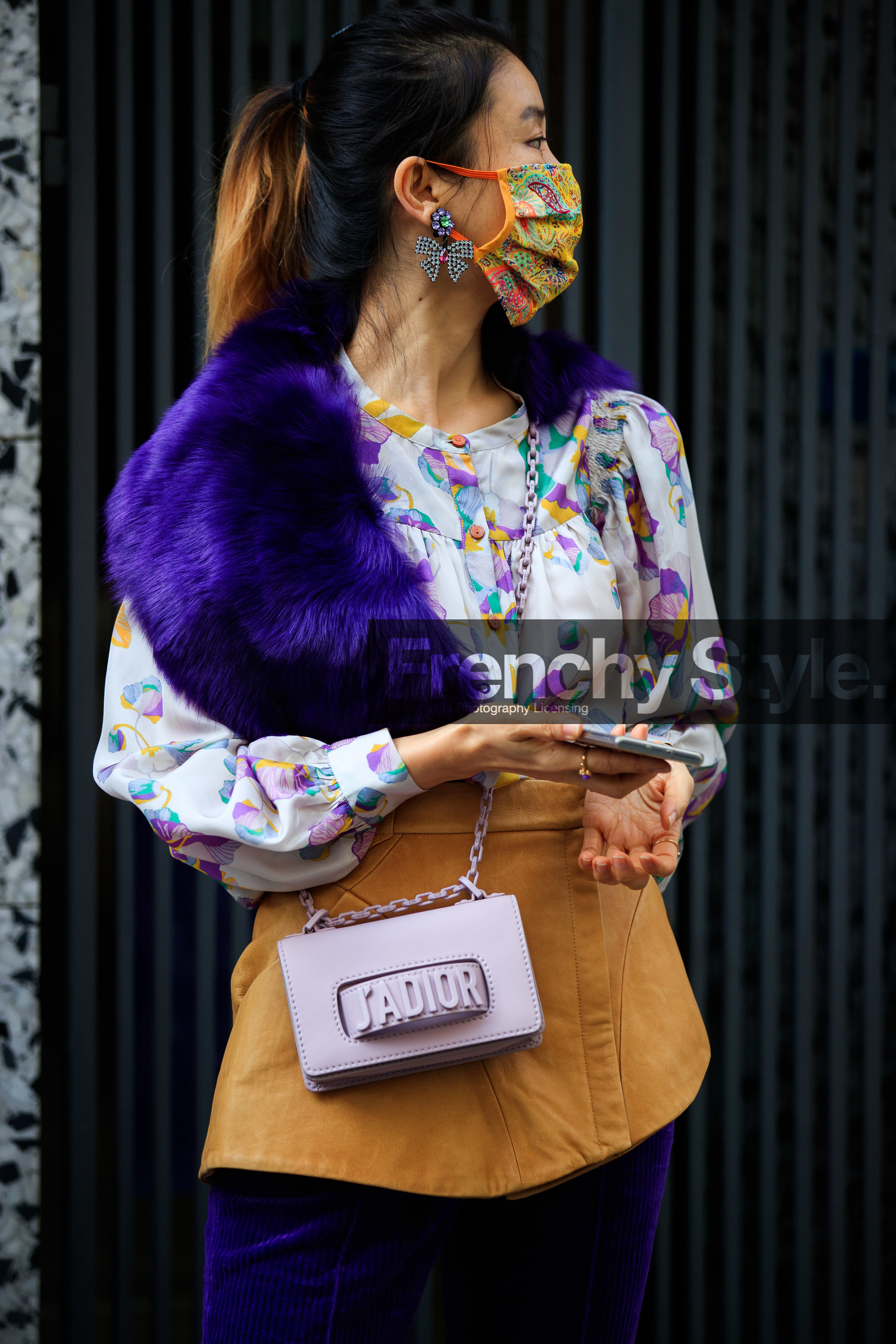 fur scarf, purple scarf, purple shirt, lilac shirt, lilac leather bag, floral printed shirt, camel leather belt, camel leather skirt, big belt, mini skirt, strassed earrings, dangling earrings, crossbody bag, dior bag, covid face mask, PARIS, PFW, fashion week, frenchystyle, FW, jonathan paciullo, street style, SPRING SUMMER 2021, SS 21, vertical, atmosphere details, detail