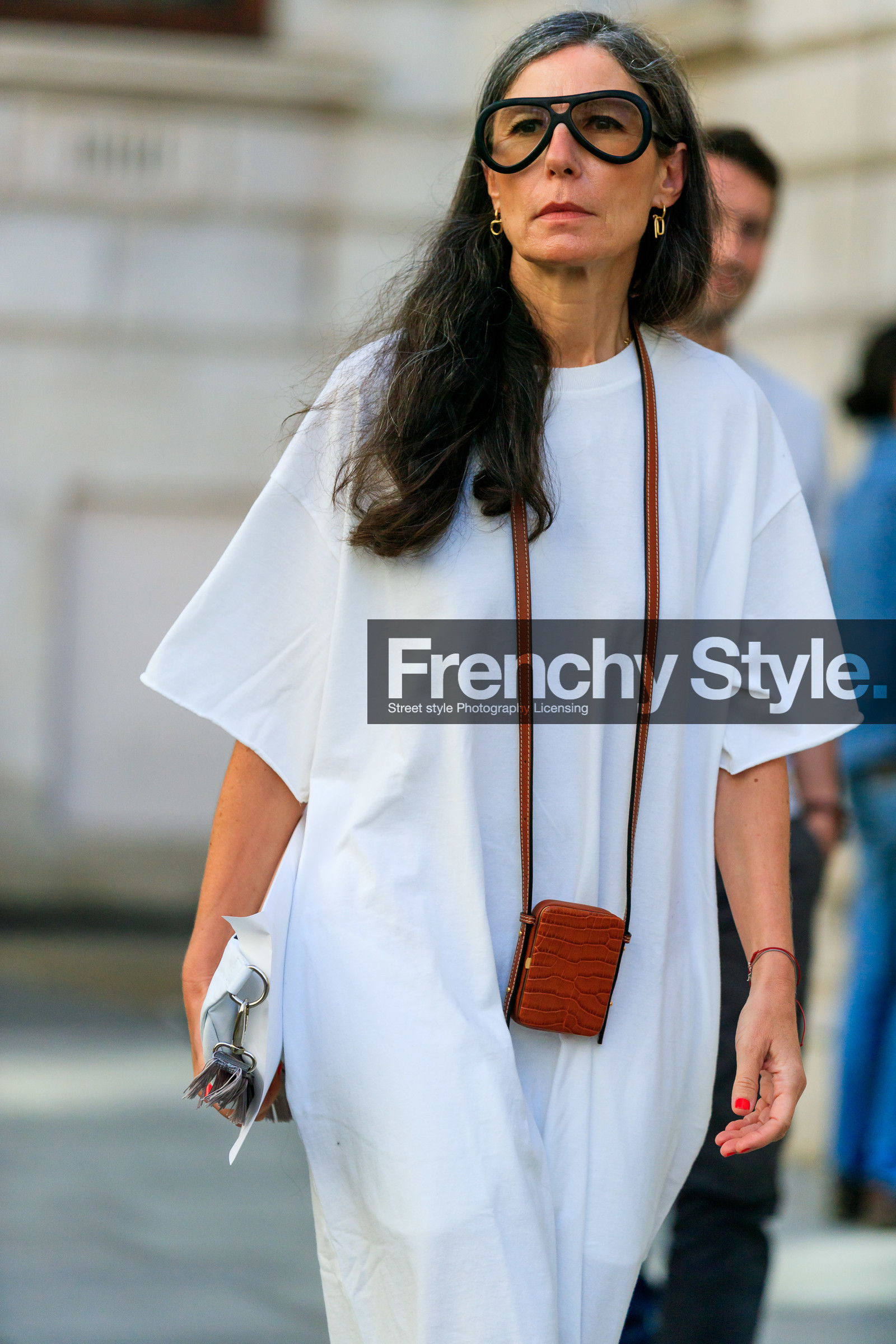 Véronique Tristram, aviator glasses, golden earrings, white dress, t-shirt dress, loose dress, short sleeves dress, necklace bag, mini bag, animal skin bag, brown leather bag, white leather loafers, fashion week, frenchystyle, FW, jonathan paciullo, street style, vertical, detail, atmosphere details