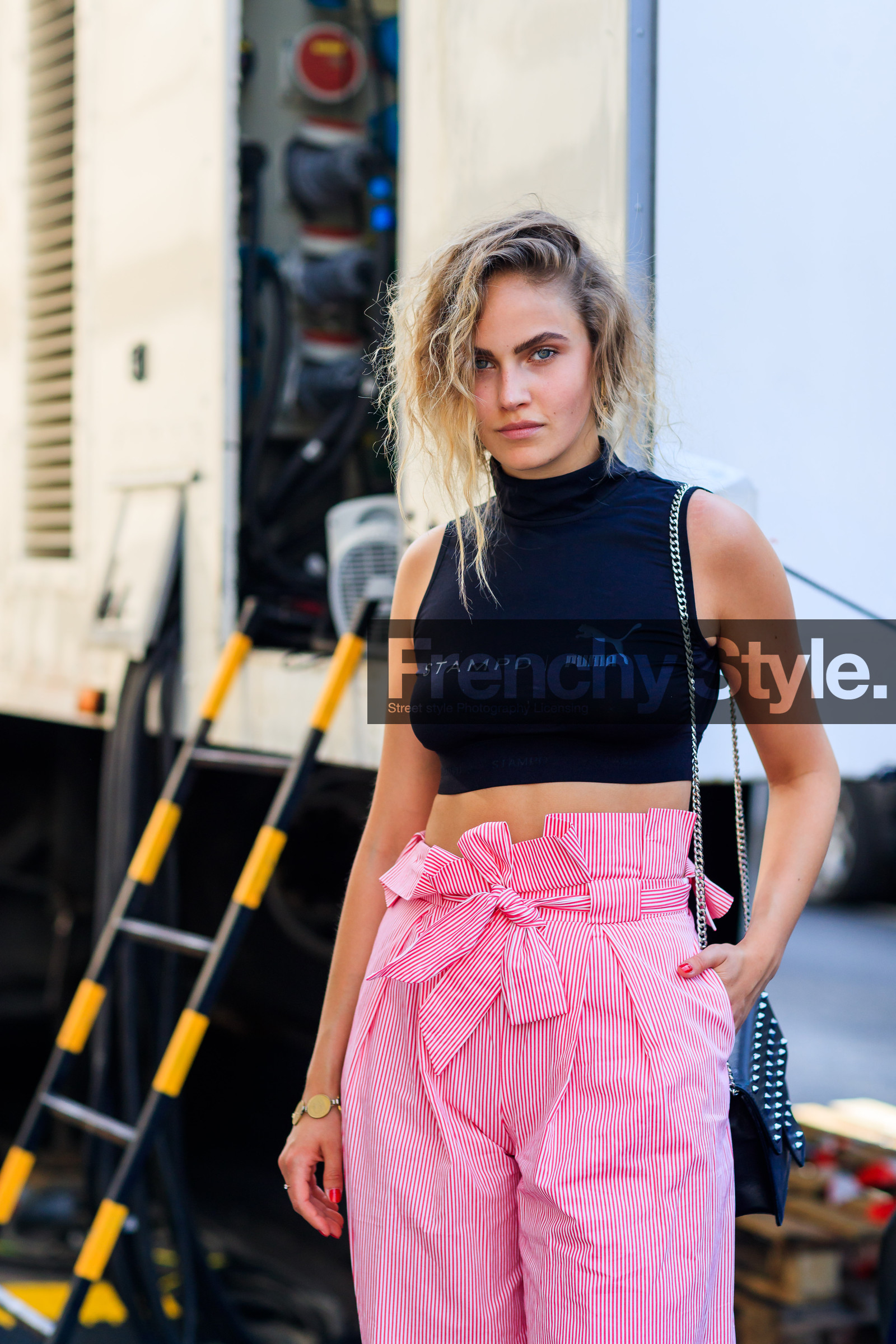 atmosphere details, black bag, black top, cropped top, detail, elena carriere, fashion week, frenchystyle, FW, high waist, jonathan paciullo, leather bag, MENSWEAR, PARIS, PFW, pink pants, puma, SPRING SUMMER 2018, SS 18, street style, striped pants, trousers, vertical