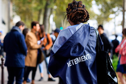 atmosphere details, black bag, blue coat, courrèges, detail, fashion week, frenchystyle, FW, horizontal, jonathan paciullo, leather bag, PARIS, PFW, raincoat, SPRING SUMMER 2018, SS 18, street style, vinyl, vêtements