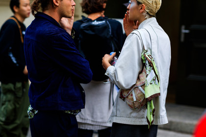 beige bag, blue jacket, christian dior, graphic bag, green scarf, leather bag, printed bag, printed scarf, saddle bag, white jacket, fashion week, frenchystyle, FW, jonathan paciullo, street style, LFW, LONDON, SPRING SUMMER 2019, SS 19, atmosphere details, horizontal, detail