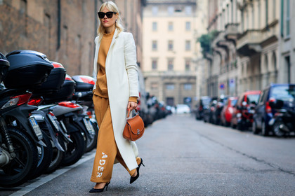 atmosphere details, AUTUMN WINTER 2017-2018, AW 17-18, beige pants, beige sweater, black shoes, brown bag, FALL WINTER 2017-2018, fashion week, frenchystyle, full length, FW, FW 17-18, high heels, horizontal, jonathan paciullo, leather bag, leather shoes, linda tol, MFW, MILAN, printed pants, street style, sunglasses, trousers, white coat