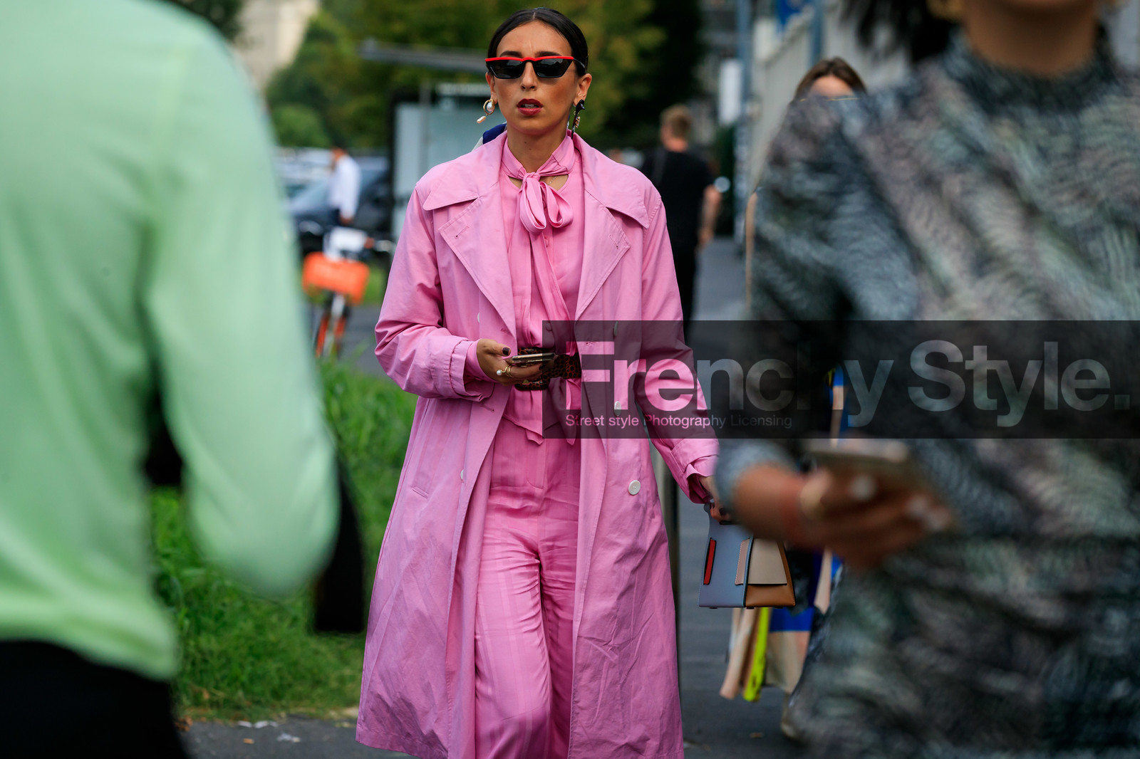 pink jacket, pink pants, pink shirt, pink suits, pink total look, lavalliere collar, red sunglasses, futurist shape sunglasses, dangling earrings, different earrings, fashion week, frenchystyle, FW, jonathan paciullo, street style, MFW, MILAN, SPRING SUMMER 2020, SS 20