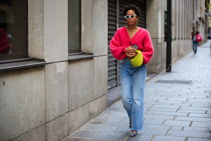 pink cardigan, light blue jeans, yellow leather bag, bottega veneta bag, plaited bag, hand bag, white sunglasses, butterfly sunglasses, golden earrings, golden necklace, big chain necklace, hoop earrings, denim, flare jeans, zebra printed shoes, bicolor shoes, animal printed pumps, bottega veneta shoes, PARIS, PFW, fashion week, frenchystyle, FW, jonathan paciullo, street style, SPRING SUMMER 2021, SS 21, horizontal, atmosphere details, full length