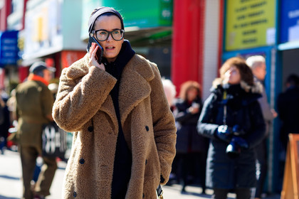 beige jacket, black sweater, camel coat, Fur coat, headband, hoodie, shearling, sunglasses, street style, jonathan paciullo, FW, frenchystyle, fashion week, NYFW, NEW YORK, AUTUMN WINTER 2018-2019, AW 18-19, FALL WINTER 2018-2019, FW 18-19, atmosphere details, horizontal, detail, Lucy Chadwick