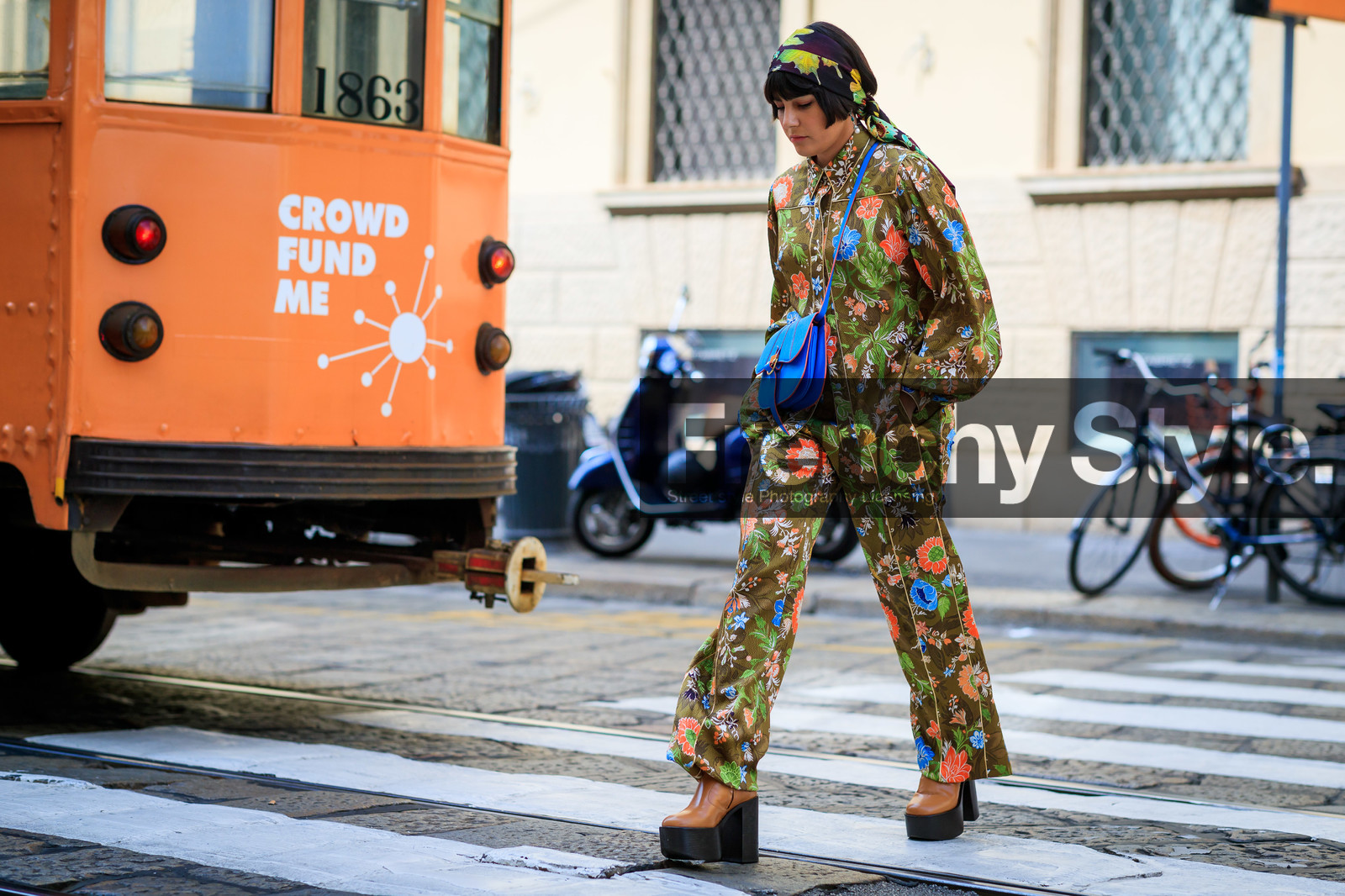 maria bernad, floral printed shirt, floral printed pants, floral print total look, silk shirt, silk pants, silk scarf, floral printed scarf, loose shirt, loose pants, pyjama look, brown shirt, brown pants, crossbody bag, blue leather bag, peter pilotto bag, platform shoes, camel leather shoes, wooden heels shoes, fashion week, frenchystyle, FW, jonathan paciullo, street style, MFW, MILAN, SPRING SUMMER 2020, SS 20