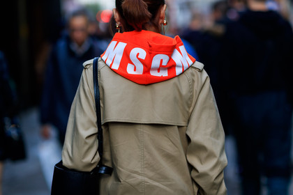 atmosphere details, beige coat, black bag, detail, fashion week, frenchystyle, FW, hoodie, horizontal, jonathan paciullo, leather bag, LFW, LONDON, msgm, red sweater, SPRING SUMMER 2018, SS 18, street style, trench coat