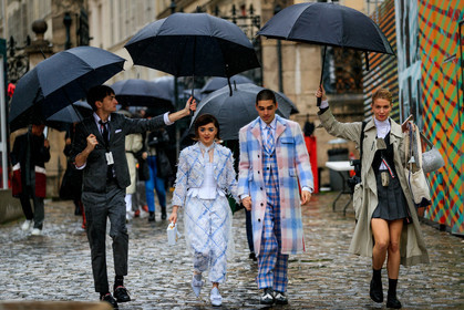 maisie williams, light pink coat, light pink jacket, light pink pants, light pink suits, light pink tie, light blue coat, light blue jacket, light blue shoes, light blue suits, light blue pants, checked coat, checked jacket, checked pants, tweed jacket, tweed pants, used jacket, used pants, white shirt, sheer shirt, striped tie, corset top, tulle skirt, striped shoes, sharp end shoes, striped bag, box bag, hand bag, white leather bag, thom browne bag, thom browne coat, thom browne jacket, thom browne look, thom browne pants, thom browne shirt, thom browne shoes, thom browne skirt, thom browne tie, fashion week, frenchystyle, FW, jonathan paciullo, street style, PFW, PARIS, horizontal, atmosphere details, full length