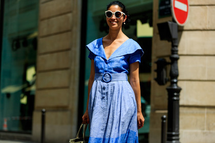 blue dress, graphic dress, printed dress, sunglasses, fashion week, frenchystyle, FW, jonathan paciullo, street style, PFW, PARIS, atmosphere details, horizontal, detail, AUTUMN WINTER 2018-2019, FALL WINTER 2018-2019, FW 18-19, caroline issa