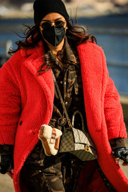 military jacket, military print pants, military trousers, red coat, fluffly coat, cargo pants, black sunglasses, black beanie, balenciaga crossbody, balenciaga handbag, balenciaga hourglass, balenciaga hourglass bag, balenciaga hourglass black bag, balenciaga gucci bag, mini furry bag, close up, fashion week, frenchystyle, FW, jonathan paciullo, street style, NYFW, NEW YORK, AUTUMN WINTER 2022-2023, FALL WINTER 2022_2023, FW 22-23, vertical, atmosphere details