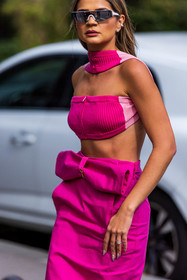 bow, crop top, fluo pink, long skirt, pink crop, pink skirt, silver sunglasses, skirt, sunglasses, Thassia Naves, fashion week, frenchystyle, FW, jonathan paciullo, street style, PFW, PARIS, SPRING SUMMER 2022, SS 22, vertical, atmosphere details