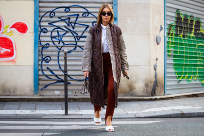 dagmara jarzynka, brown coat, checked coat, down jacket, long coat, zipped coat, camel legging, white leather sandals, white leather slippers, quilted slippers, high heels slippers, high heels sandals, bottega veneta shoes, plastic bag, sheer bag, hand bag, PARIS, PFW, fashion week, frenchystyle, FW, jonathan paciullo, street style, SPRING SUMMER 2021, SS 21, horizontal, atmosphere details, full length