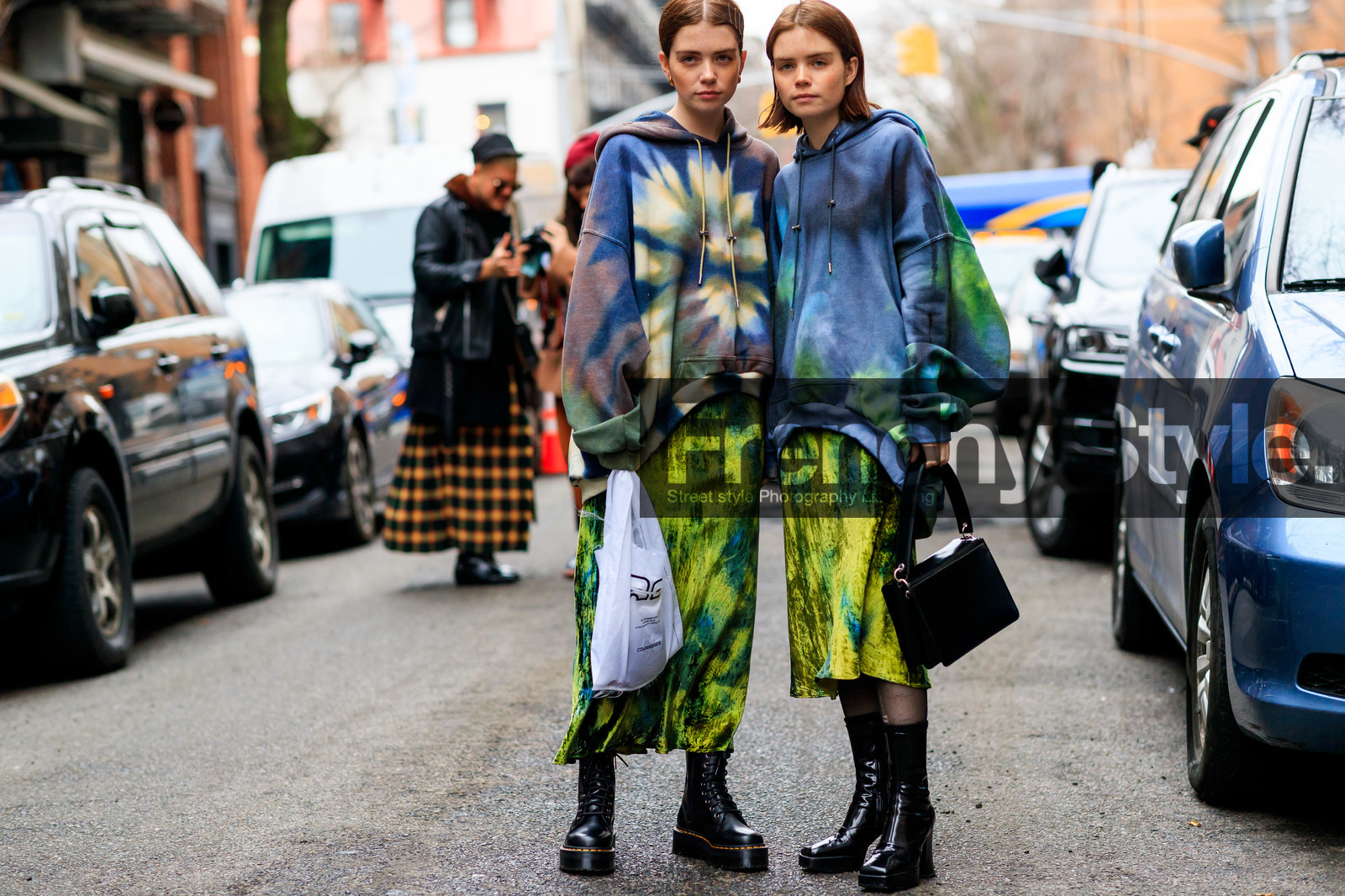 black bag, black shoes, blue sweater, courrèges, graphic bag, graphic skirt, green skirt, high boots, hoodie, leather bag, leather shoes, molly and reese blustein, multicolor skirt, multicolor sweater, printed bag, printed skirt, tie & die, varnished leather shoes, white bag, street style, jonathan paciullo, frenchystyle, NYFW, NEW YORK, AUTUMN WINTER 2019-2020, AW 19-20, FALL WINTER 2019-2020, FW 19-20, fashion week, FW, atmosphere details, horizontal, detail