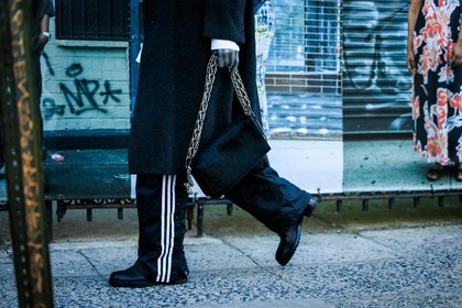 details, full black look, black pants, white striped pants, black handbag, fashion week, frenchystyle, FW, jonathan paciullo, street style, NYFW, NEW YORK, AUTUMN WINTER 2022-2023, FALL WINTER 2022_2023, FW 22-23, atmosphere details, horizontal
