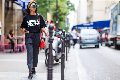 atmosphere details, black pants, black sneakers, black t shirt, fashion week, frenchystyle, full length, FW, headband, horizontal, jonathan paciullo, kokon to zai, leather bag, MENSWEAR, mirror effect, PARIS, PFW, printed t shirt, red bag, SPRING SUMMER 2017, SS 17, street style, sunglasses, trousers, turban