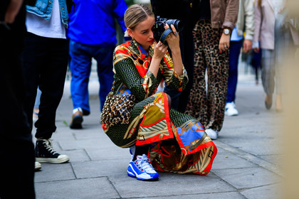 blue sneakers, brown bag, earrings, graphic bag, graphic dress, hermès, leather bag, leather shoes, multicolor dress, printed bag, printed dress, red lips, fashion week, frenchystyle, FW, jonathan paciullo, street style, LFW, LONDON, SPRING SUMMER 2019, SS 19, atmosphere details, horizontal, detail