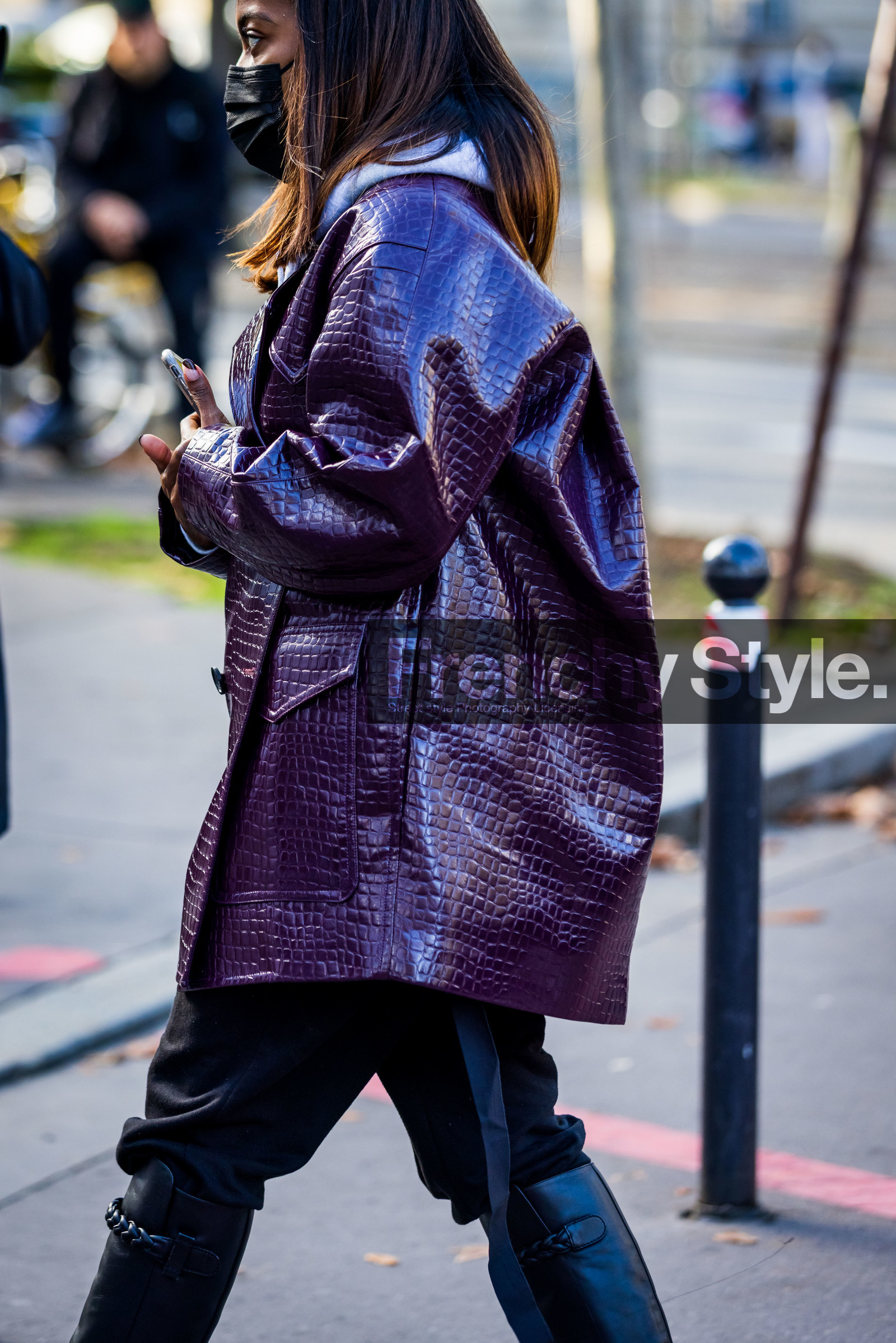 black boots, black pants, boots, coat, croco coat, facial mask, leather boots, leather coat, printed coat, purple coat, fashion week, frenchystyle, FW, jonathan paciullo, street style, PFW, PARIS, SPRING SUMMER 2022, SS 22, vertical, atmosphere details
