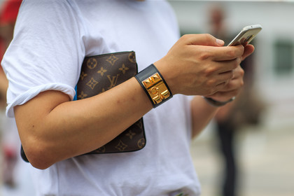 atmosphere details, bracelet, brown clutch, collier de chien bracelet, detail, fashion week, frenchystyle, FW, golden jewelry, hermès, horizontal, iphone, jonathan paciullo, leather clutch, louis vuitton, MENSWEAR, monogram, PARIS, PFW, printed clutch, SPRING SUMMER 2017, SS 17, street style, white t shirt