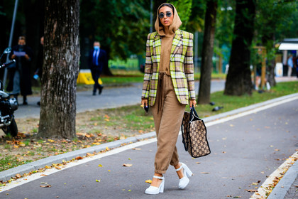 green jacket, checked jacket, beige pullover, beige pants, hoodie, camel pants, camel pullover, camel hoodie, beige hoodie, beige bag, shopping bag, monogrammed bag, gucci bag, hand bag, round shape sunglasses, woolen pants, jogging pants, sportswear, white leather shoes, high heels shoes, gabriella berdugo, street style, jonathan paciullo, FW, frenchystyle, fashion week, MFW, MILAN, SPRING SUMMER 2021, SS 21, horizontal, atmosphere details, full length