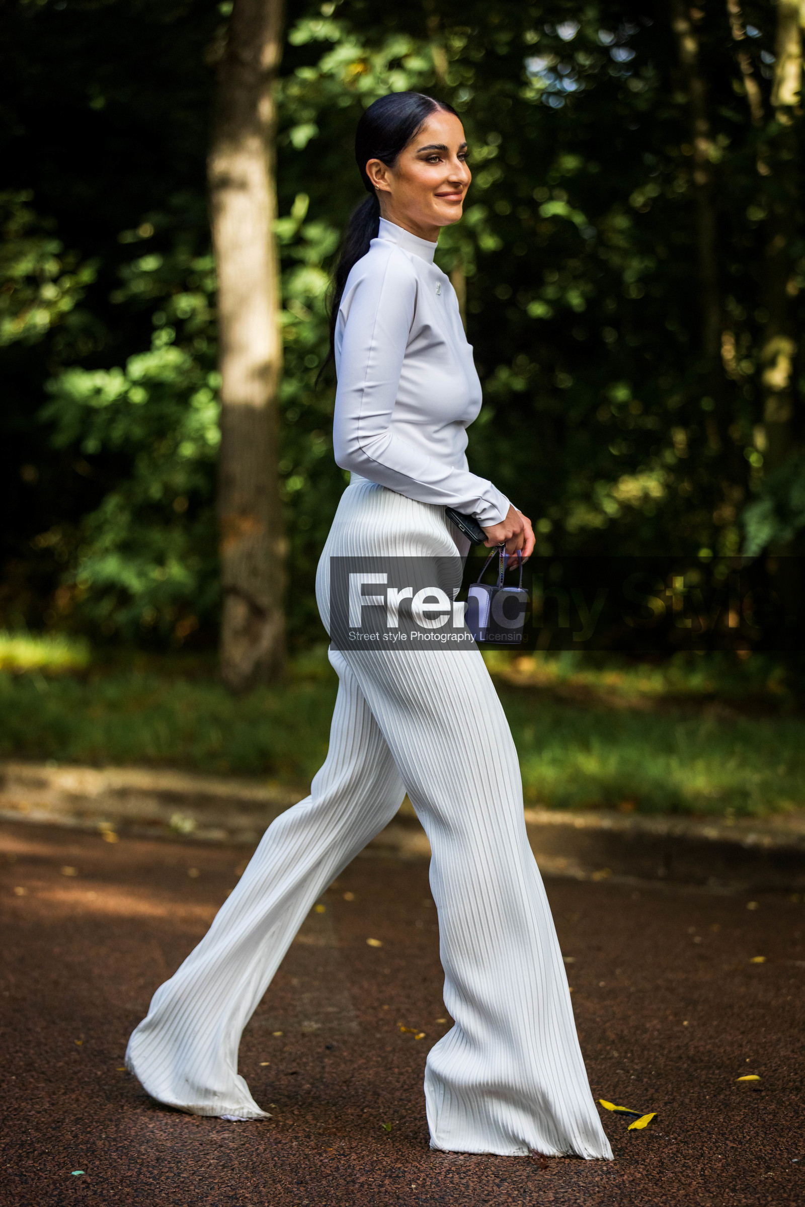 bag, courreges look, Fiona Zanetti, flare pants, lila bag, mini bag, pants, pleated pants, ribbed pants, small bag, turtleneck, white pants, white turleneck, street style, jonathan paciullo, FW, frenchystyle, fashion week, PFW, PARIS, SPRING SUMMER 2022, SS 22, vertical, full length