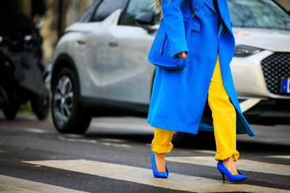 details, blue coat, hermes crossbody bag, blue bag, yellow pants, blue stilettos, blue heels, street style, jonathan paciullo, FW, frenchystyle, fashion week, AUTUMN WINTER 2022-2023, FALL WINTER 2022_2023, FW 22-23, PFW, PARIS, horizontal, atmosphere details, detail