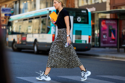 animal print, black t shirt, graphic skirt, leather shoes, leopard, louis vuitton, printed skirt, white sneakers, fashion week, frenchystyle, FW, jonathan paciullo, street style, PFW, PARIS, atmosphere details, horizontal, full length, AUTUMN WINTER 2018-2019, FALL WINTER 2018-2019, FW 18-19