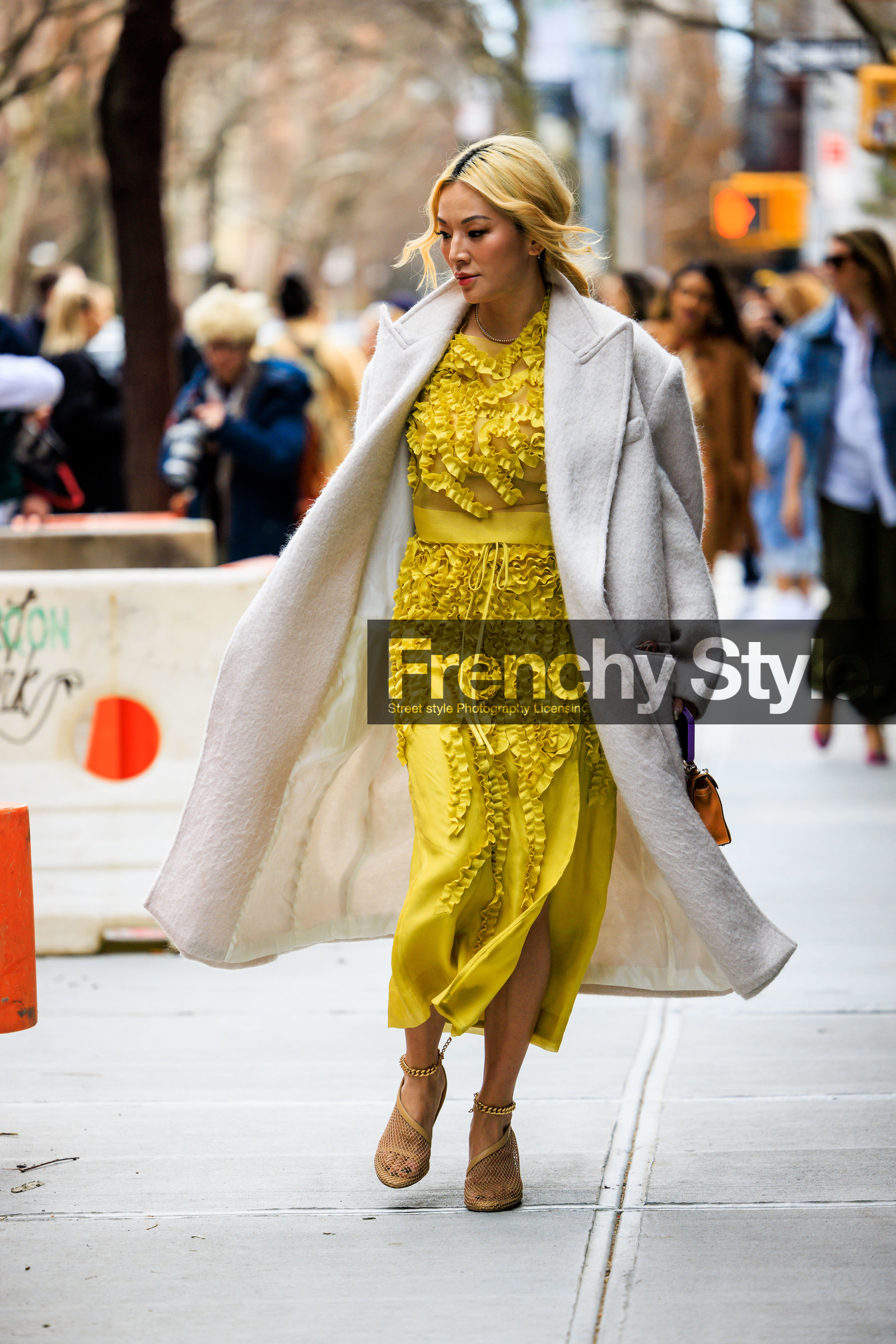 maxi fluo green ruffle dress, white long coat, fish net beige sandals, tina leung, fashion week, frenchystyle, FW, jonathan paciullo, street style, NYFW, NEW YORK, AUTUMN WINTER 2022-2023, FALL WINTER 2022_2023, FW 22-23, vertical, full length