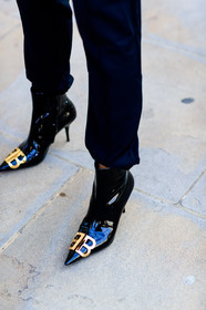 balenciaga, black shoes, golden details, leather shoes, trousers, varnished leather shoes, fashion week, frenchystyle, FW, jonathan paciullo, street style, LFW, LONDON, SPRING SUMMER 2019, SS 19, vertical, detail, atmosphere details