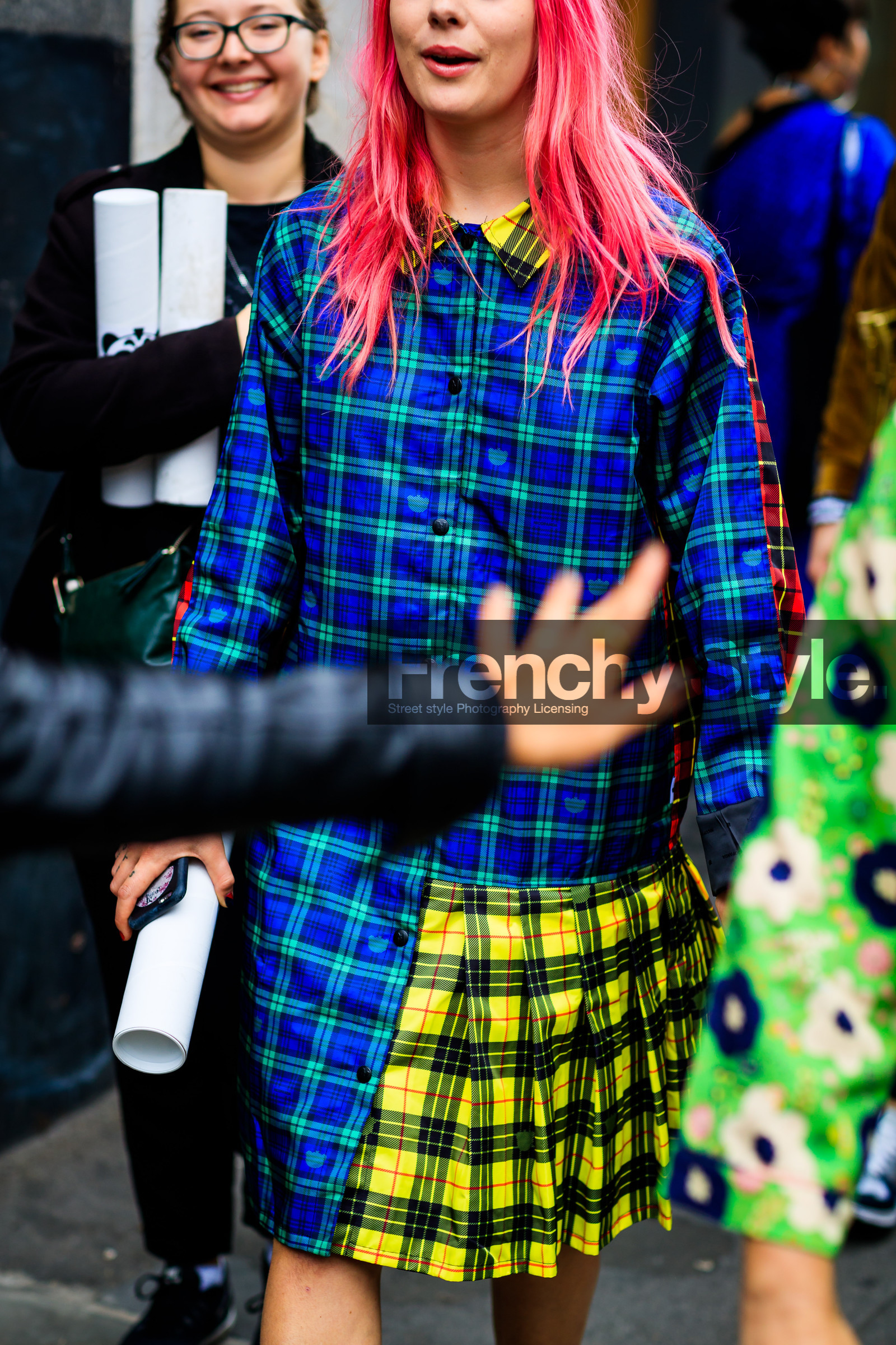 blue jacket, checked, dyed hair, graphic jacket, pink hair, plaid, pleats, printed jacket, tartan, fashion week, frenchystyle, FW, jonathan paciullo, street style, LFW, LONDON, SPRING SUMMER 2019, SS 19, vertical, detail, atmosphere details