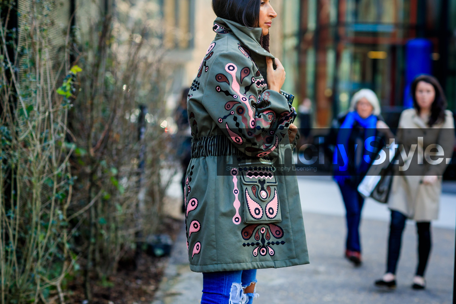 atmosphere details, AUTUMN WINTER 2017-2018, AW 17-18, blue denim, denim pants, detail, embroidered jacket, embroideries, FALL WINTER 2017-2018, fashion week, frenchystyle, FW, FW 17-18, green jacket, horizontal, jeans, jonathan paciullo, LFW, LONDON, street style, trousers