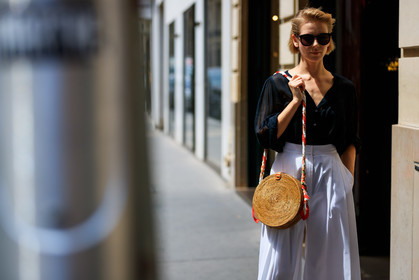 beige bag, black shirt, leather bag, sunglasses, trousers, white pants, wide pants, fashion week, frenchystyle, FW, jonathan paciullo, street style, PFW, PARIS, atmosphere details, horizontal, detail, AUTUMN WINTER 2018-2019, FALL WINTER 2018-2019, FW 18-19, vika gazinskaya