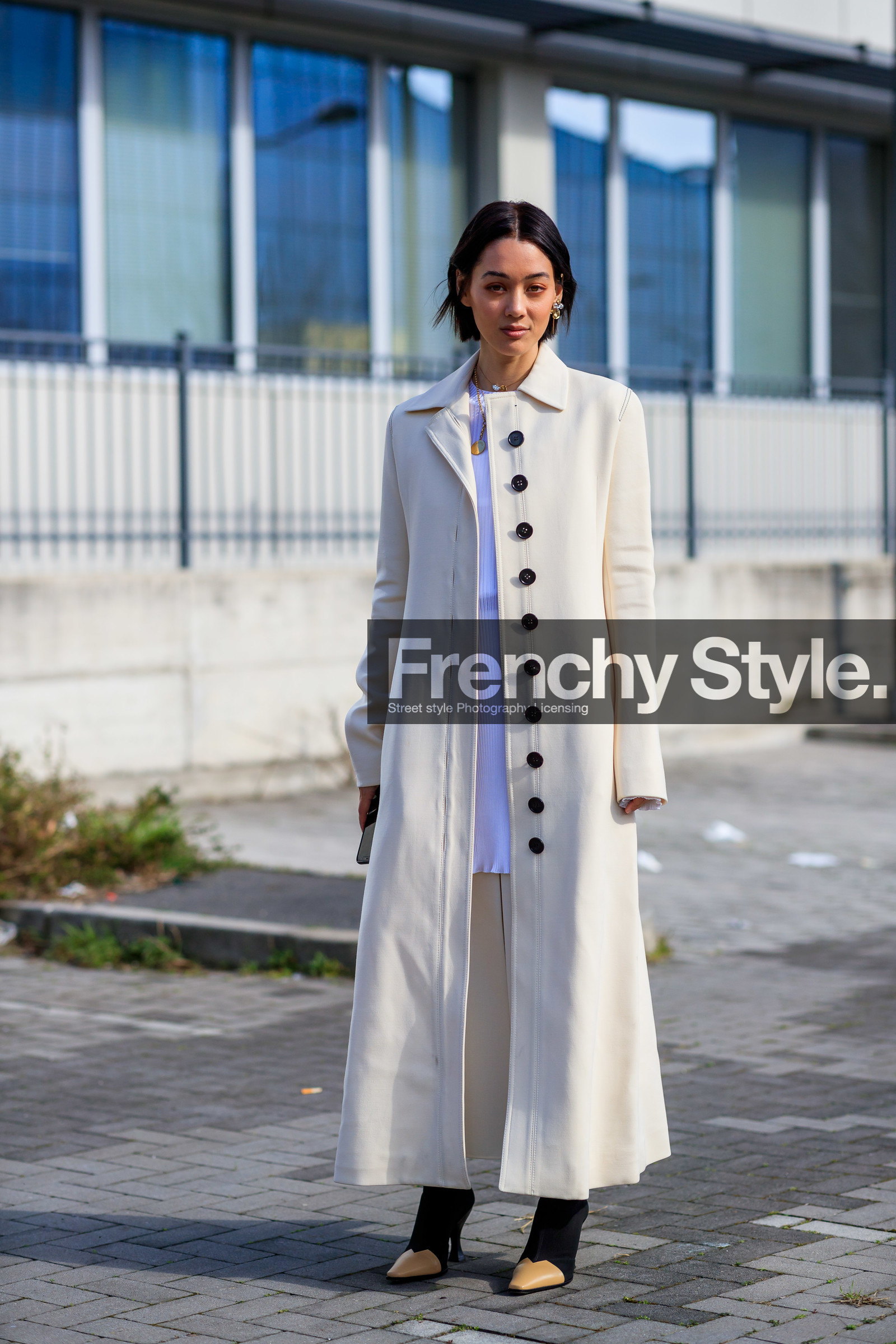 irene kim, kim jones, white trench coat, white jacket, long jacket, golden earrings, dangling earrings, black boots, beige leather boots, sharp end boots, high heels boots, acne studios shoes, socks boots, fashion week, frenchystyle, FW, jonathan paciullo, street style, MFW, MILAN, AUTUMN WINTER 2020-2021, FALL WINTER 2020-2021, FW 20-21, vertical, full length
