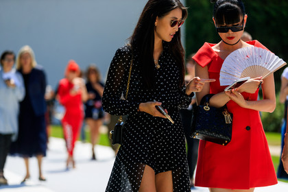 black bag, black dress, black shorts, choker, christian dior, graphic dress, hand fan, leather bag, necklace, polka dot, printed dress, red dress, sunglasses, fashion week, frenchystyle, FW, jonathan paciullo, street style, PFW, PARIS, horizontal, atmosphere details, detail, AUTUMN WINTER 2018-2019, FALL WINTER 2018-2019, FW 18-19, justine lee, leaf greener