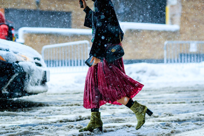 atmosphere details, AUTUMN WINTER 2017-2018, AW 17-18, black bag, black jacket, detail, FALL WINTER 2017-2018, fashion week, frenchystyle, FW, FW 17-18, green boots, gucci, high heels, horizontal, jonathan paciullo, leather bag, NEW YORK, NYFW, pink skirt, pleated skirt, street style, velvet