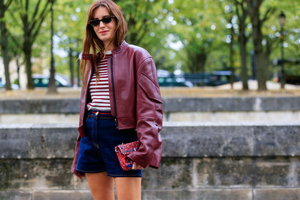 gala gonzalez, burgundy leather jacket, burgundy pullover, white pullover, striped pullover, red leather bag, valentino bag, denim shorts, navy blue shorts, high waist shorts, studs details bag, strassed bag, small sunglasses, scale sunglasses, valentino look, valentino pullover, valentino shorts, PARIS, PFW, SPRING SUMMER 2020, SS 20, fashion week, frenchystyle, FW, jonathan paciullo, street style, horizontal, atmosphere details, detail