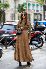 amanda alagem, knitwear, knit dress, long dress, long sleeves dress, pleated dress, jacquard dress, lurex dress, geometrical printed dress, crossbody bag, tweed bag, black leather bag, brown bag, checked bag, rayban sunglasses, round shape sunglasses, metalic frame sunglasses, chanel bag, chanel dress, chanel total look, PARIS, PFW, SPRING SUMMER 2020, SS 20, fashion week, frenchystyle, FW, jonathan paciullo, street style, vertical, full length