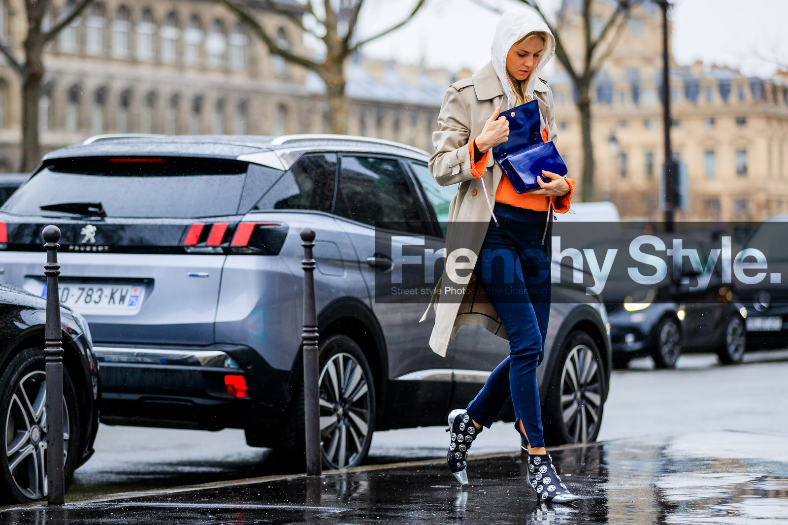 atmosphere details, AUTUMN WINTER 2017-2018, AW 17-18, beige coat, black boots, blue clutch, blue pants, FALL WINTER 2017-2018, fashion week, frenchystyle, full length, FW, FW 17-18, heron preston, hoodie, horizontal, jonathan paciullo, leather bag, leather shoes, orange sweater, PARIS, PFW, street style, studs, trench coat, trousers