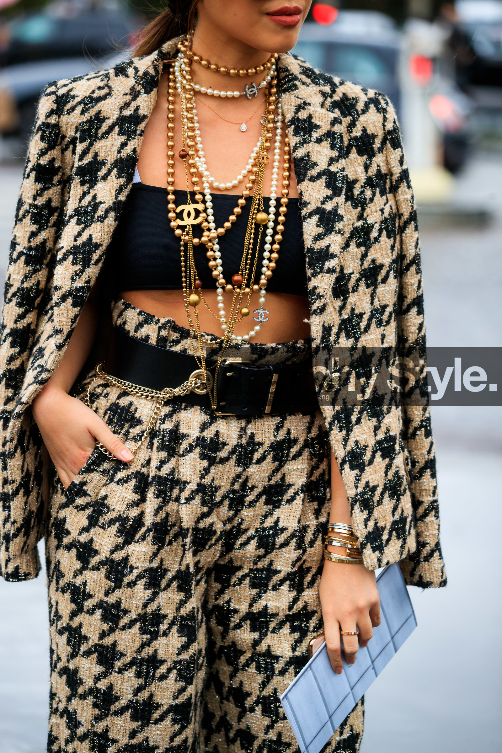 houndstooth printed jacket, houndstooth printed pants, houndstooth printed look, golden jacket, golden pants, lurex jacket, lurex pants, black bra, cropped top, black leather belt, chain belt, chanel belt, chanel necklace, chanel pants, chanel jacket, chanel total look, multi necklace, long necklace, pearl necklace, golden necklace, PARIS, PFW, SPRING SUMMER 2020, SS 20, fashion week, frenchystyle, FW, jonathan paciullo, street style, vertical, atmosphere details, detail