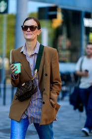 jo ellison, louis vuitton bag, crossbody bag, brown leather bag, logo shoulder strap, striped shirt, beige jacket, denim, jeans, animal skin shoes, black headband, brown scale sunglasses, cartier watch, chain necklace, chain strap bag, golden bracelet, golden earrings, golden necklace, golden rings, hand bag, hair details, hoop earrings, low cowboy boots, mini bag, multi bracelet, multi necklace, multi rings, reebok sneakers, fashion week, frenchystyle, FW, jonathan paciullo, street style, vertical, detail, atmosphere details
