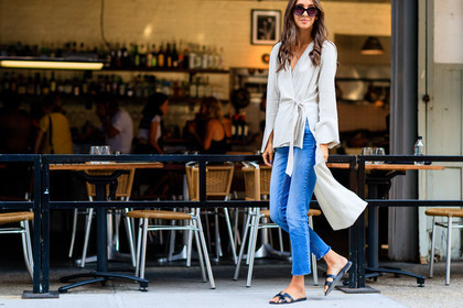 atmosphere details, beige shirt, black sandals, blue denim, denim pants, detail, fashion week, frenchystyle, FW, hermès, horizontal, jeans, jonathan paciullo, leather shoes, NEW YORK, NYFW, SPRING SUMMER 2017, SS 17, street style, sunglasses, tied up shirt, trousers, woman