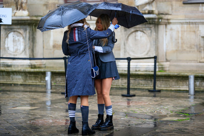 grey jacket, grey skirt, grey trench coat, navy blue leather bag, shoulder bag, silvered chain strap bag, grey socks, striped socks, doc marteens shoes, black leather boots, flat boots, laced boots, checked skirt, mini skirt, school girl look, pleated skirt, backpack, thom browne jacket, thom browne skirt, thom browne look, thom browne trench coat, thom browne socks, gucci bag, high socks, fashion week, frenchystyle, FW, jonathan paciullo, street style, PFW, PARIS, horizontal, atmosphere details, full length