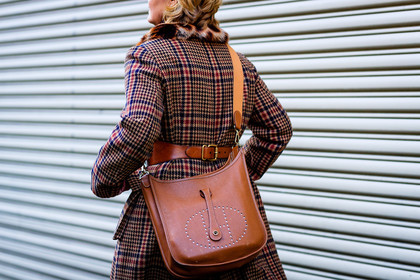 atmosphere details, AUTUMN WINTER 2017-2018, AW 17-18, brown bag, brown belt, brown coat, checked coat, detail, FALL WINTER 2017-2018, fashion week, frenchystyle, fur collar, FW, FW 17-18, hermès, horizontal, jonathan paciullo, leather bag, leather belt, NEW YORK, NYFW, plaid, street style, tartan