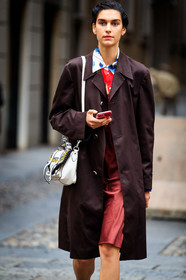burgundy trenchcoat, shoulder bag, white leather bag, plaited bag, printed shirt, blue shirt, red shirt, street style, jonathan paciullo, FW, frenchystyle, fashion week, MFW, MILAN, SPRING SUMMER 2021, SS 21, vertical, detail, model
